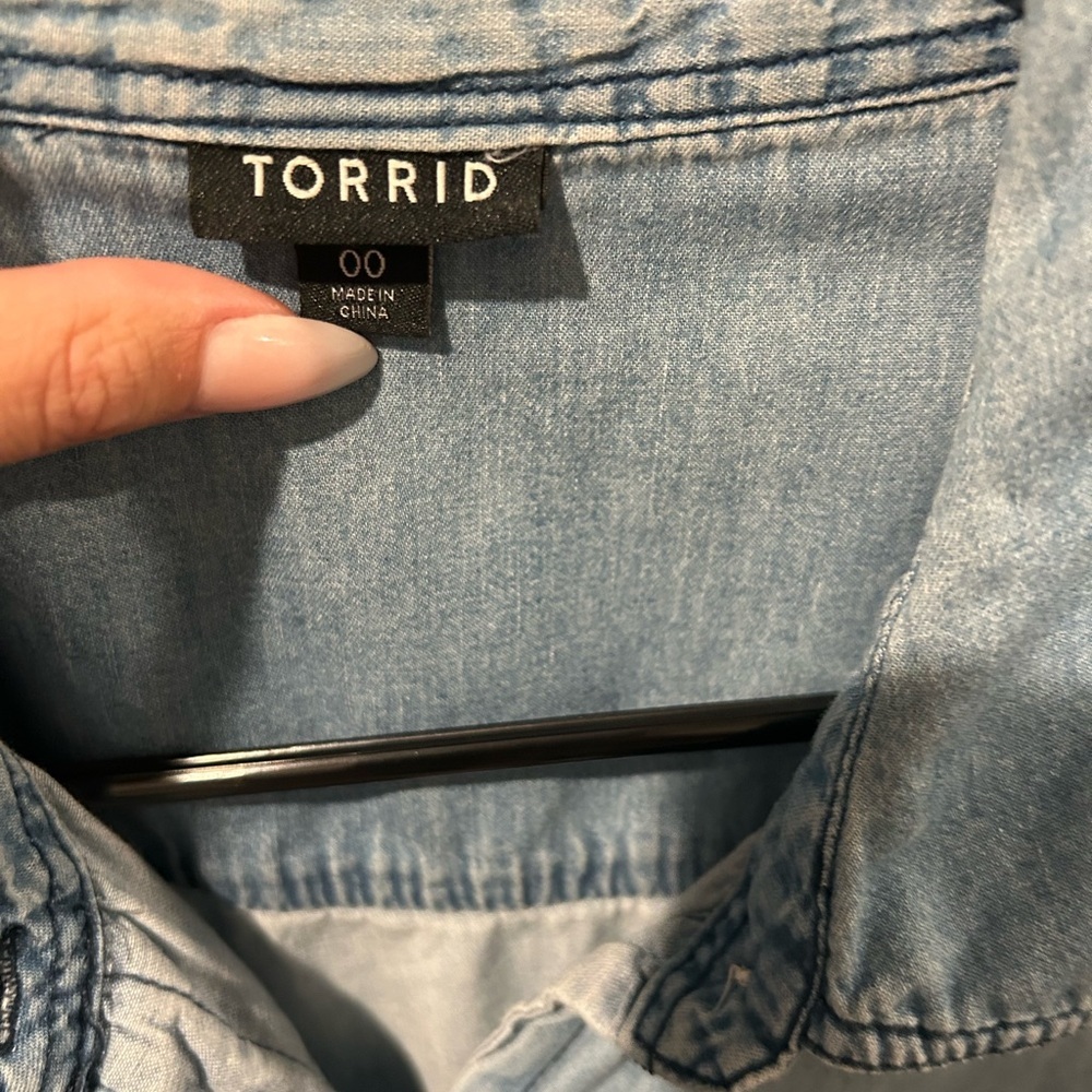Torrid Light Blue Denim Shirt size 00 - Picture 3 of 3